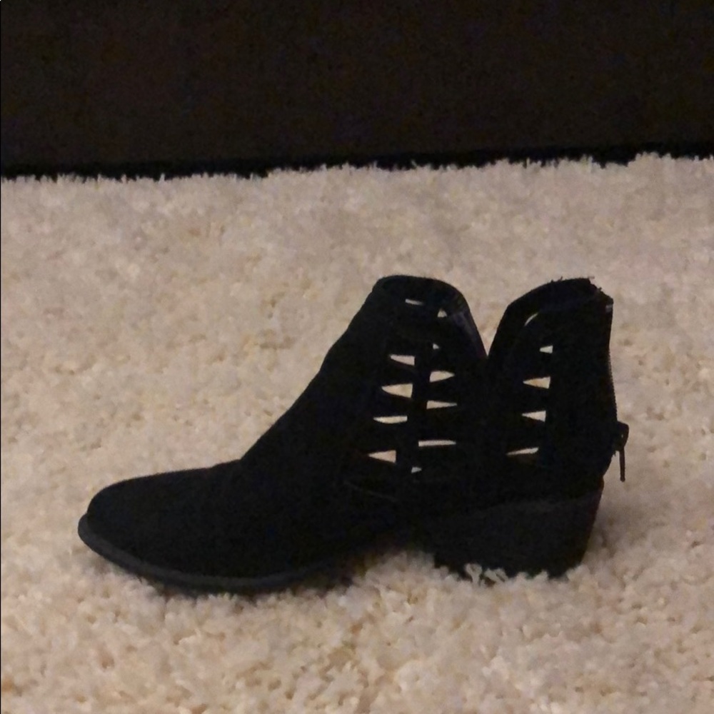 Low boot with low heel